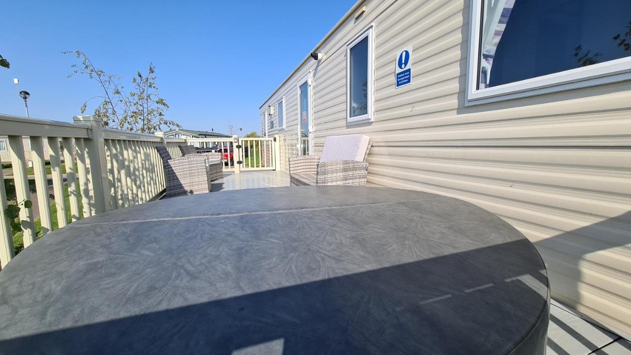 Luxury 2019 8 Berth Caravan With Hot Tub @ Tattershall Lakes Extérieur photo