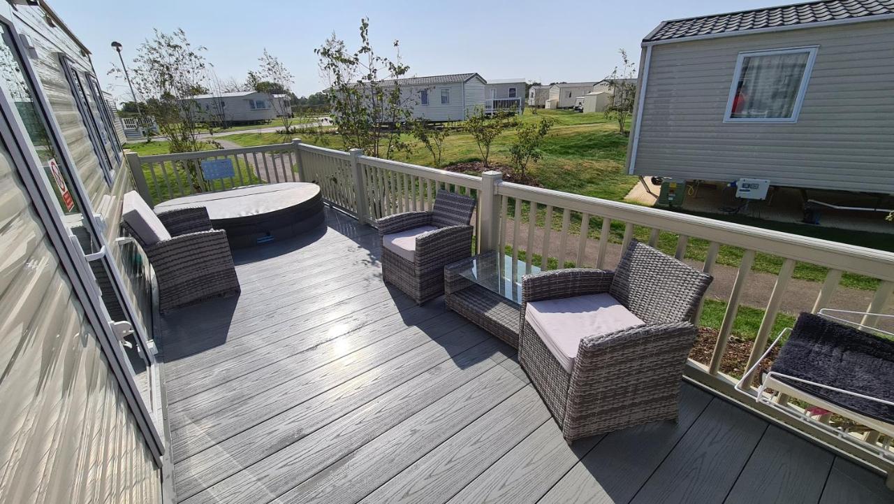 Luxury 2019 8 Berth Caravan With Hot Tub @ Tattershall Lakes Extérieur photo